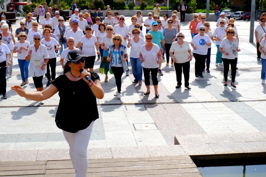 Profesora y participantes. Semana del Mayor 2018 - Baile en Plaza Mayor - 2018