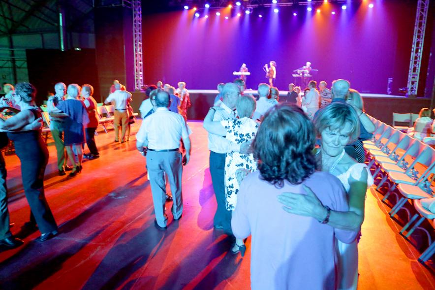 Participantes al Gran Baile temático Años 50-60.