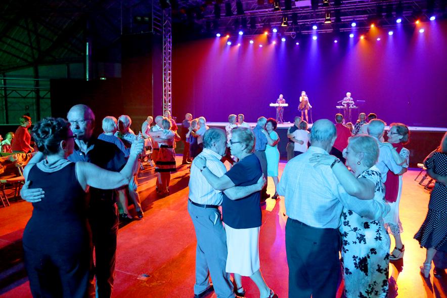 Asistentes al  Gran Baile temático Años 50-60 