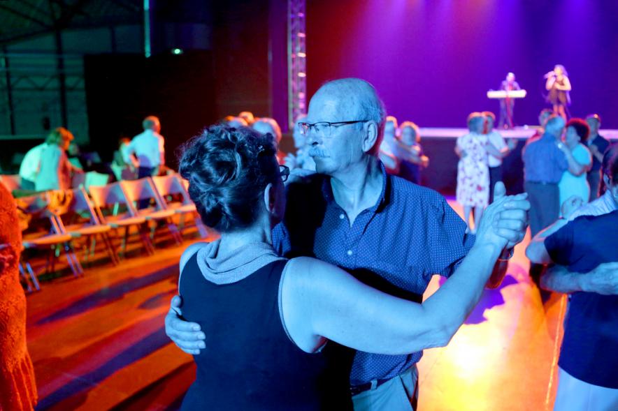 Participantes al Gran Baile temático Años 50-60.