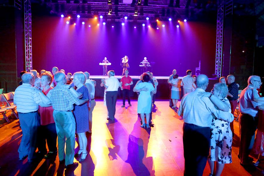 Participantes al Gran Baile temático Años 50-60.