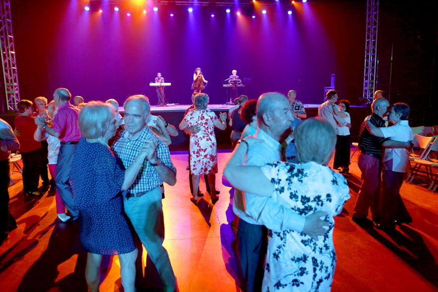 Participantes al Gran Baile temático Años 50-60.