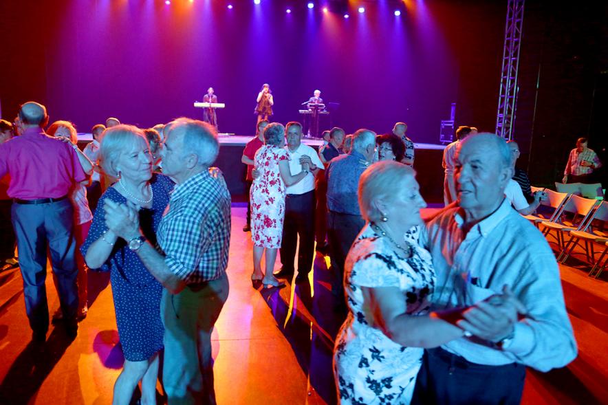 Participantes al Gran Baile temático Años 50-60.