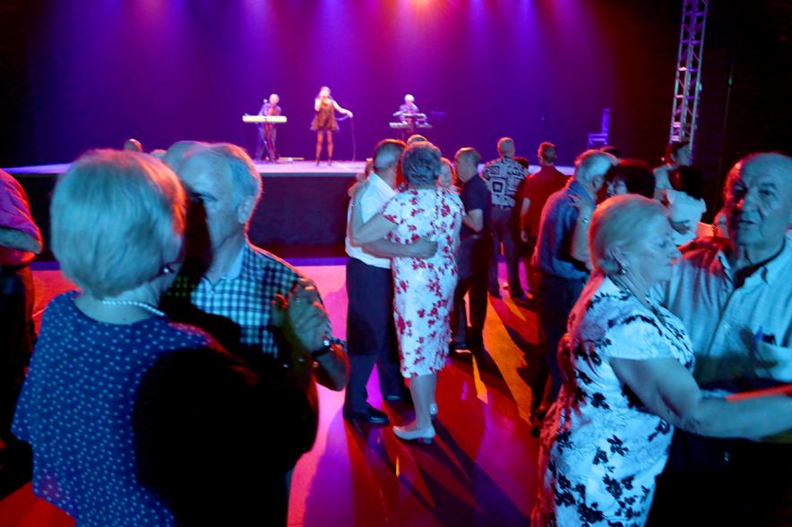 Participantes al Gran Baile temático Años 50-60.