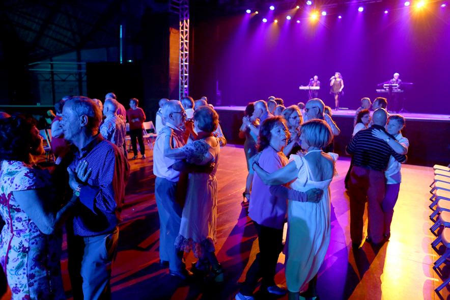 Participantes al Gran Baile temático Años 50-60.