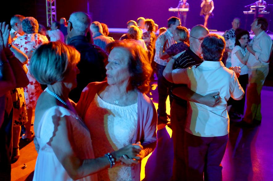 Participantes al Gran Baile temático Años 50-60.