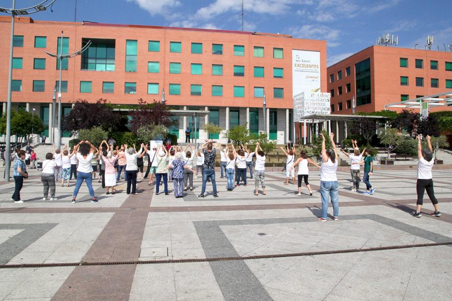 Semana del Mayor 2017 - Clase de Baile en la Plaza Mayor - Panorámica del grupo de  mayores.