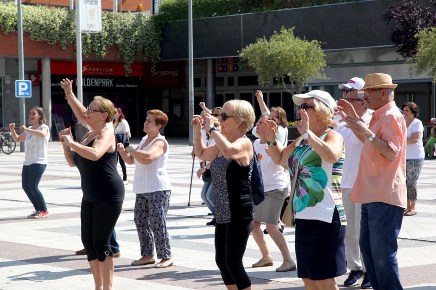 Semana del Mayor 2017 - Clase de Baile en la Plaza Mayor - Los mayores bailando.