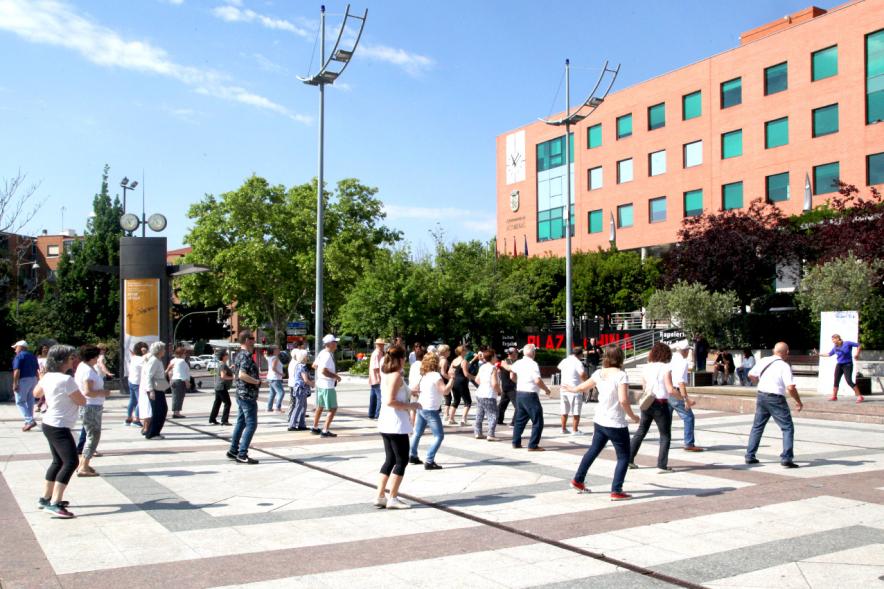 Semana del Mayor 2017 - Clase de Baile en la Plaza Mayor - Los participantes bailando.