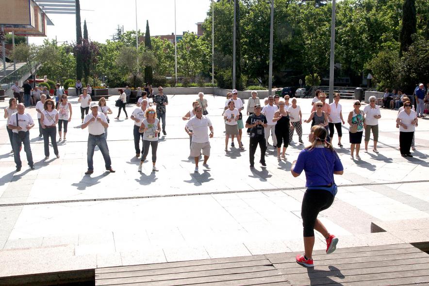 Semana del Mayor 2017 - Clase de Baile en la Plaza Mayor - La monitora y los participantes.