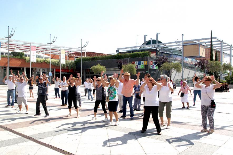 Semana del Mayor 2017 - Clase de Baile en la Plaza Mayor - Los participantes bailando.