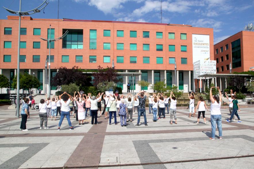 Semana del Mayor 2017 - Clase de Baile en la Plaza Mayor - Trasera de los participantes.