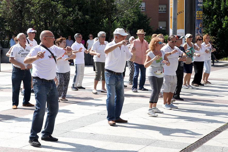 Semana del Mayor 2017 - Clase de Baile en la Plaza Mayor - Los mayores bailando.