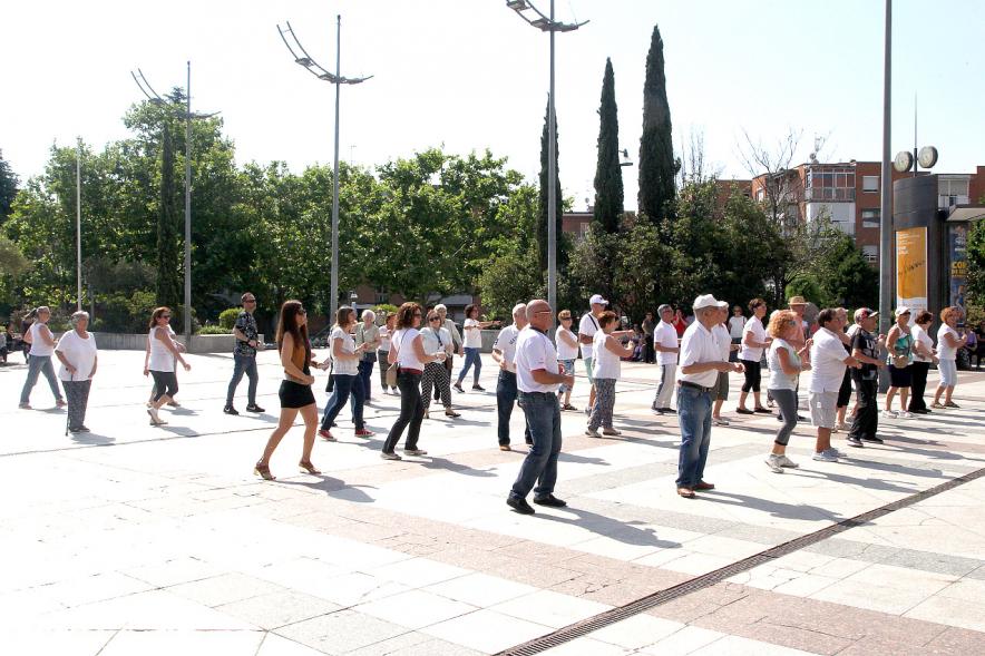 Semana del Mayor 2017 - Clase de Baile en la Plaza Mayor - Los mayores bailando.