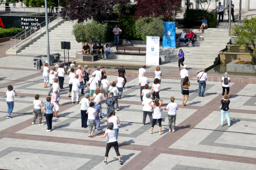 Semana del Mayor 2017 - Clase de Baile en la Plaza Mayor -  Cenital de los participantes.