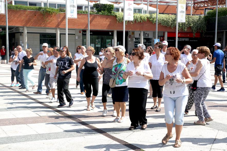 Semana del Mayor 2017 - Clase de Baile en la Plaza Mayor - Los mayores bailando.