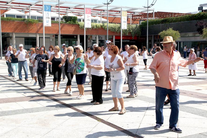Semana del Mayor 2017 - Clase de Baile en la Plaza Mayor -  Los mayores bailando.