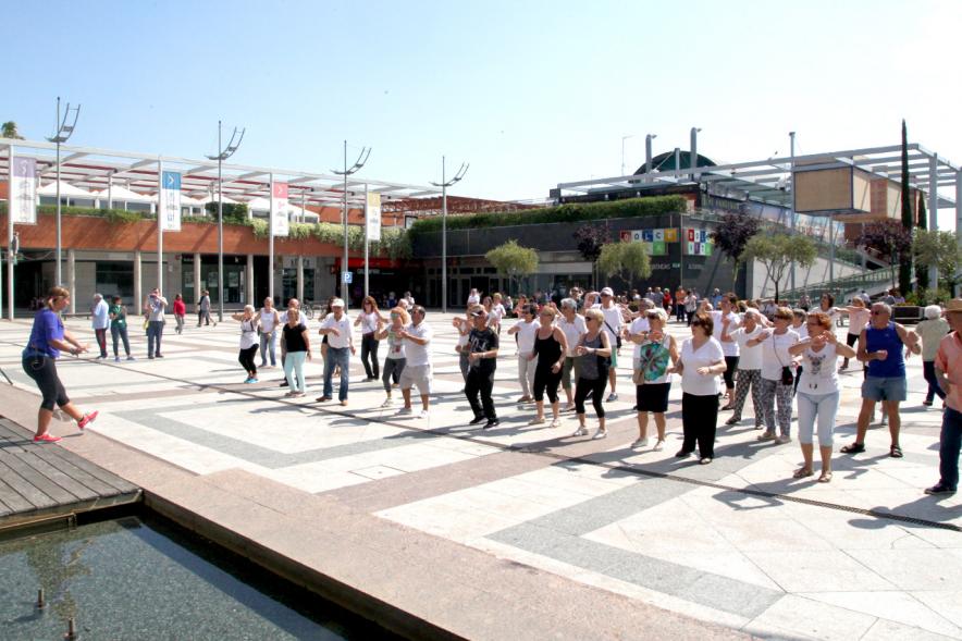 Semana del Mayor 2017 - Clase de Baile en la Plaza Mayor - La monitora y los participantes.