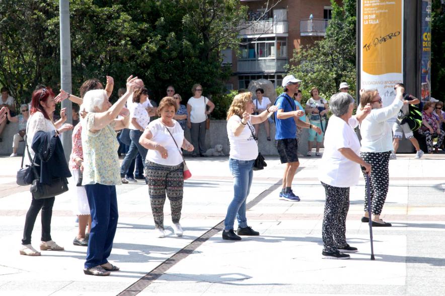 Semana del Mayor 2017 - Clase de Baile en la Plaza Mayor - Los mayores bailando.