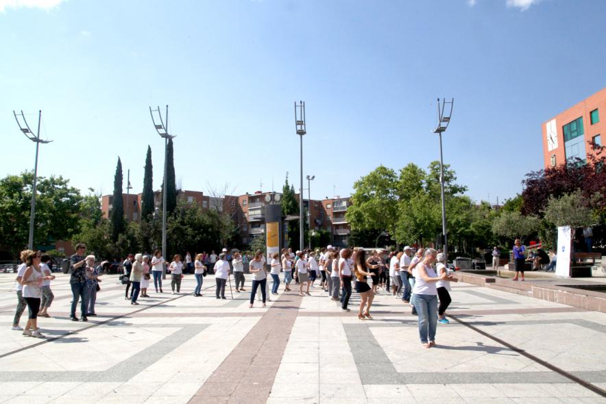 Semana del Mayor 2017 - Clase de Baile en la Plaza Mayor - Panorámica del grupo de  mayores.