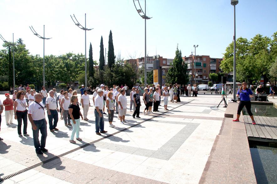 Semana del Mayor 2017 - Clase de Baile en la Plaza Mayor - Panorámica del grupo de  mayores.