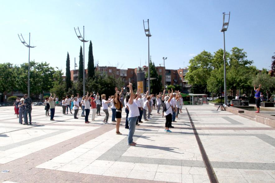 Semana del Mayor 2017 - Clase de Baile en la Plaza Mayor - Los mayores bailando.