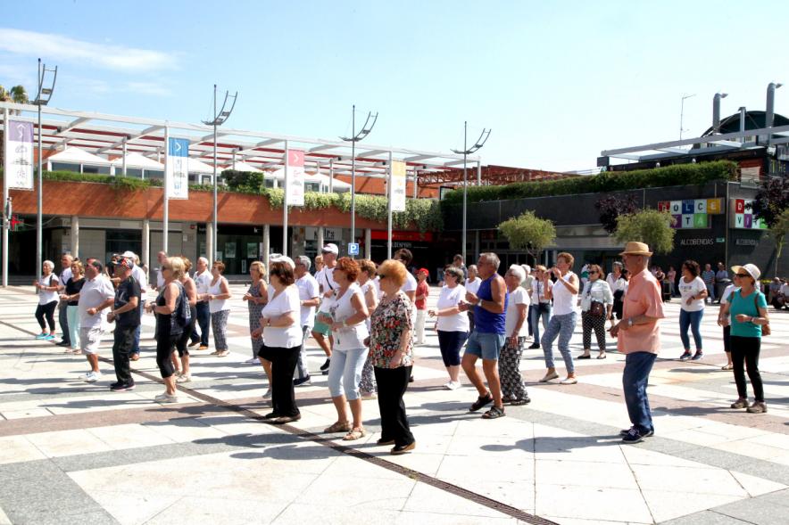 Semana del Mayor 2017 - Clase de Baile en la Plaza Mayor - Los mayores preparando la clase.