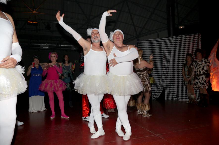 Baile de Carnaval 2017 - Dos bailarinas disfrazadas.
