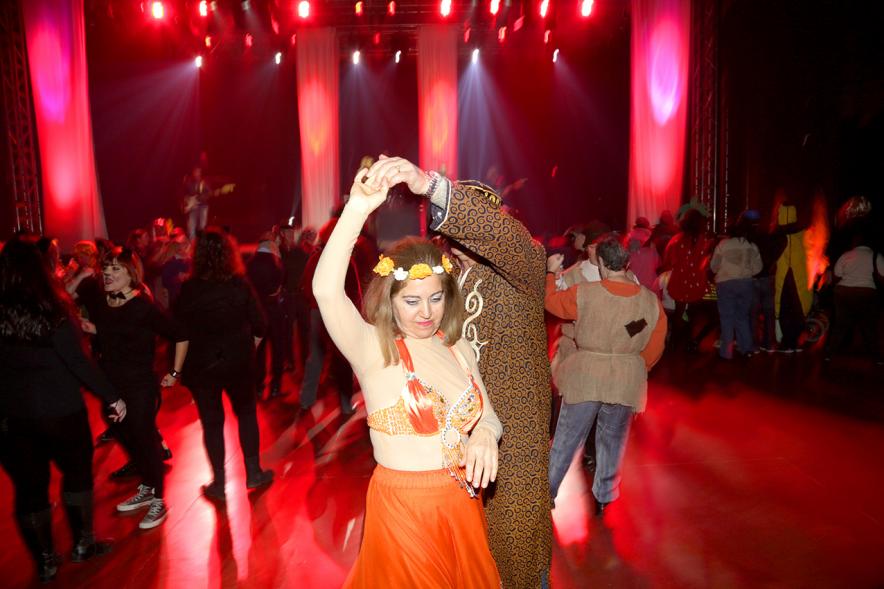 Baile de Carnaval 2017 - Dos bailarinas disfrazadas.
