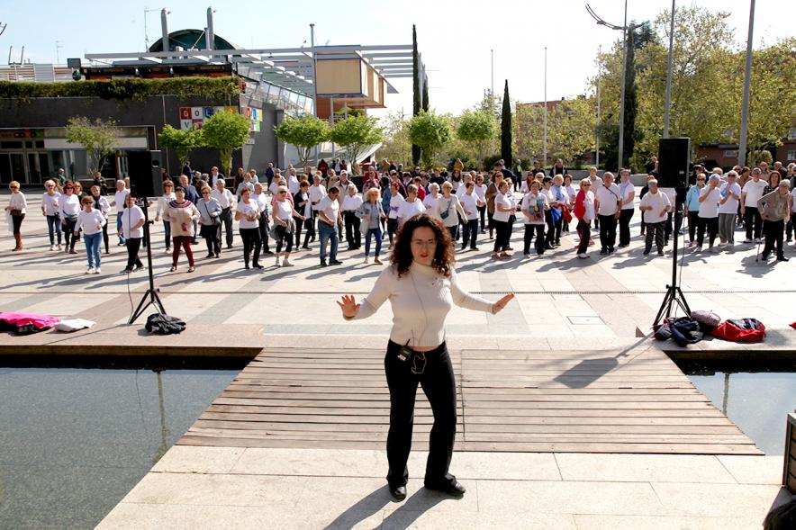 Profesora y participantes en la clase de baile para mayores - 2020