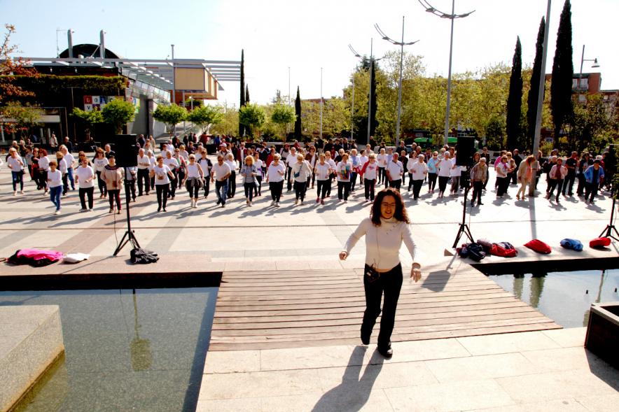 Profesora y participantes en la clase de baile para mayores – 2020