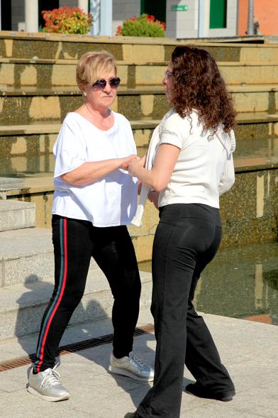 Profesora bailando con una participante - 2020