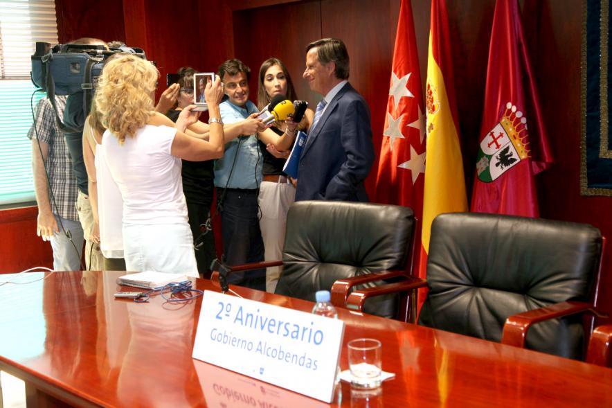 Balance de Gestión 2º Aniversario de Gobierno de Alcobendas - Imagen del alcalde García de Vinuesa hablando para la prensa.