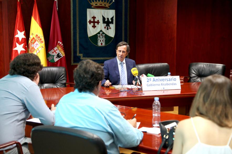 Balance de Gestión 2º Aniversario de Gobierno de Alcobendas - Imagen del alcalde García de Vinuesa hablando para la prensa.