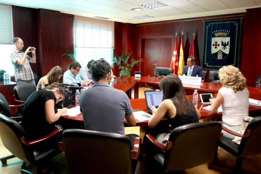 Balance de Gestión 2º Aniversario de Gobierno de Alcobendas - Imagen panorámica del alcalde García de Vinuesa hablando para la prensa.