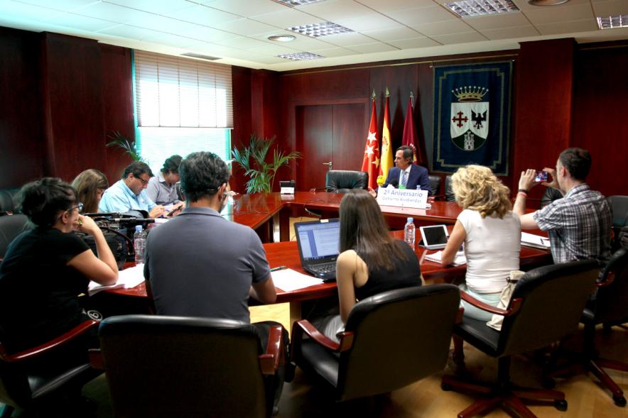 Balance de Gestión 2º Aniversario de Gobierno de Alcobendas - Imagen panorámica del alcalde García de Vinuesa hablando para la prensa.