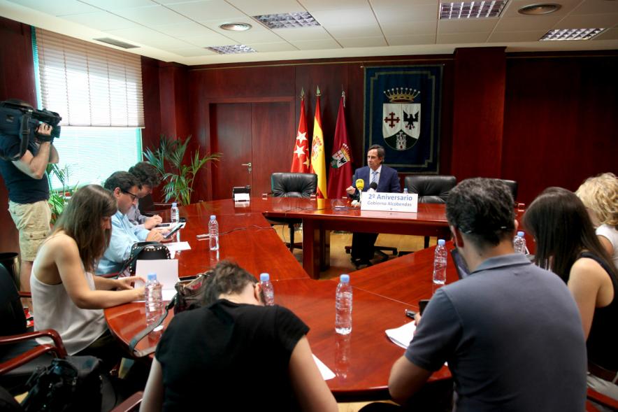Balance de Gestión 2º Aniversario de Gobierno de Alcobendas - Imagen panorámica del alcalde García de Vinuesa hablando para la prensa.