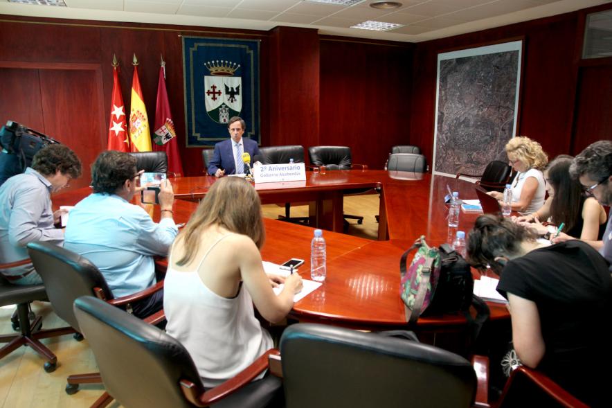 Balance de Gestión 2º Aniversario de Gobierno de Alcobendas - Imagen del alcalde García de Vinuesa hablando para la prensa.