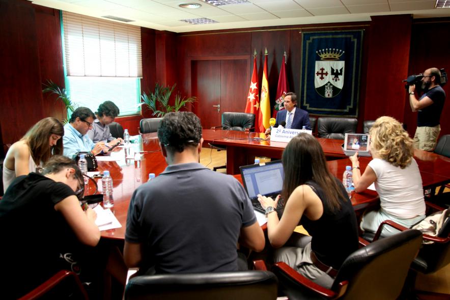 Balance de Gestión 2º Aniversario de Gobierno de Alcobendas - Imagen panorámica del alcalde García de Vinuesa hablando para la prensa.
