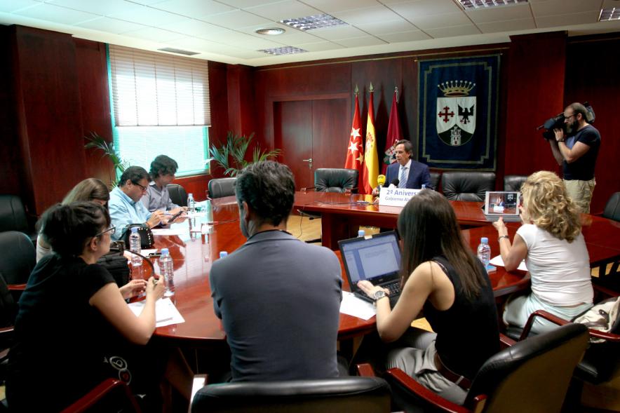 Balance de Gestión 2º Aniversario de Gobierno de Alcobendas - Imagen panorámica del alcalde García de Vinuesa hablando para la prensa.