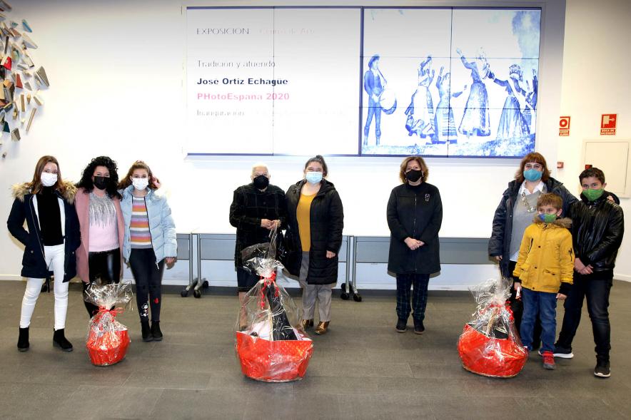 Premiados y autoridades. Premios Decoración de Balcones Navideños - 2020