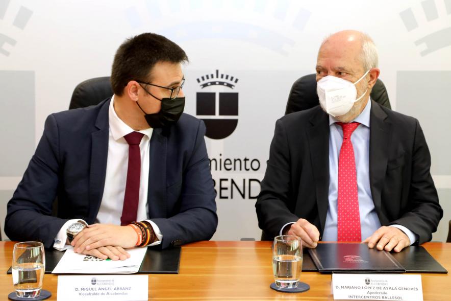 Firmantes charlan durante el encuentro