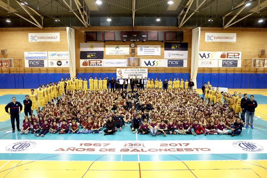 Presentación Equipos y 30 Aniversario Club Baloncesto - Posado de todos los participantes.