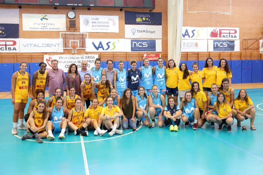 Torneo de Baloncesto XI Memorial Antonio de la Serna - Imagen de los dos equipos posando en el centro del campo.