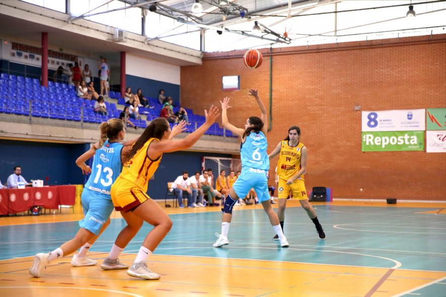 Torneo de Baloncesto XI Memorial Antonio de la Serna - Imagen de un momento de un partido de baloncesto femenino entre el PACISA Alcobendas y el Movistar Estudiantes.