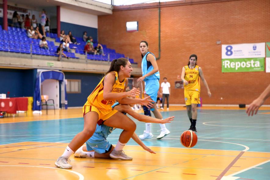 Torneo de Baloncesto XI Memorial Antonio de la Serna - Imagen de un momento de un partido de baloncesto femenino entre el PACISA Alcobendas y el Movistar Estudiantes.