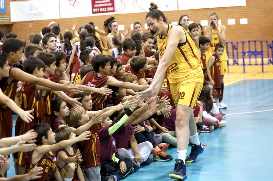 Presentación Equipos y 30 Aniversario Club Baloncesto - Saludos entre los jugadores.