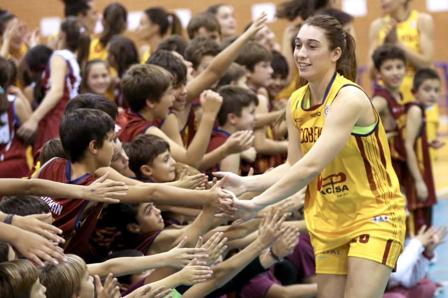 Presentación Equipos y 30 Aniversario Club Baloncesto - Saludos entre los jugadores.