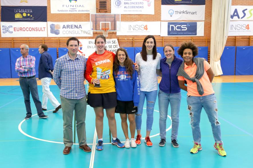 Torneo Antonio de la Serna de Baloncesto - Entrega de trofeo a una de las participantes.