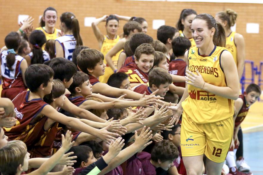 Presentación Equipos y 30 Aniversario Club Baloncesto - Saludos entre los jugadores.